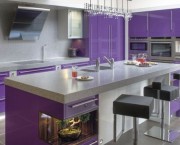 Фиолетовый цвет в интерьере кухни.img src=